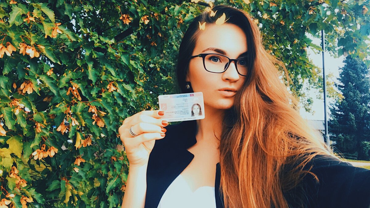 Держу свой европейский вид на жительство:)