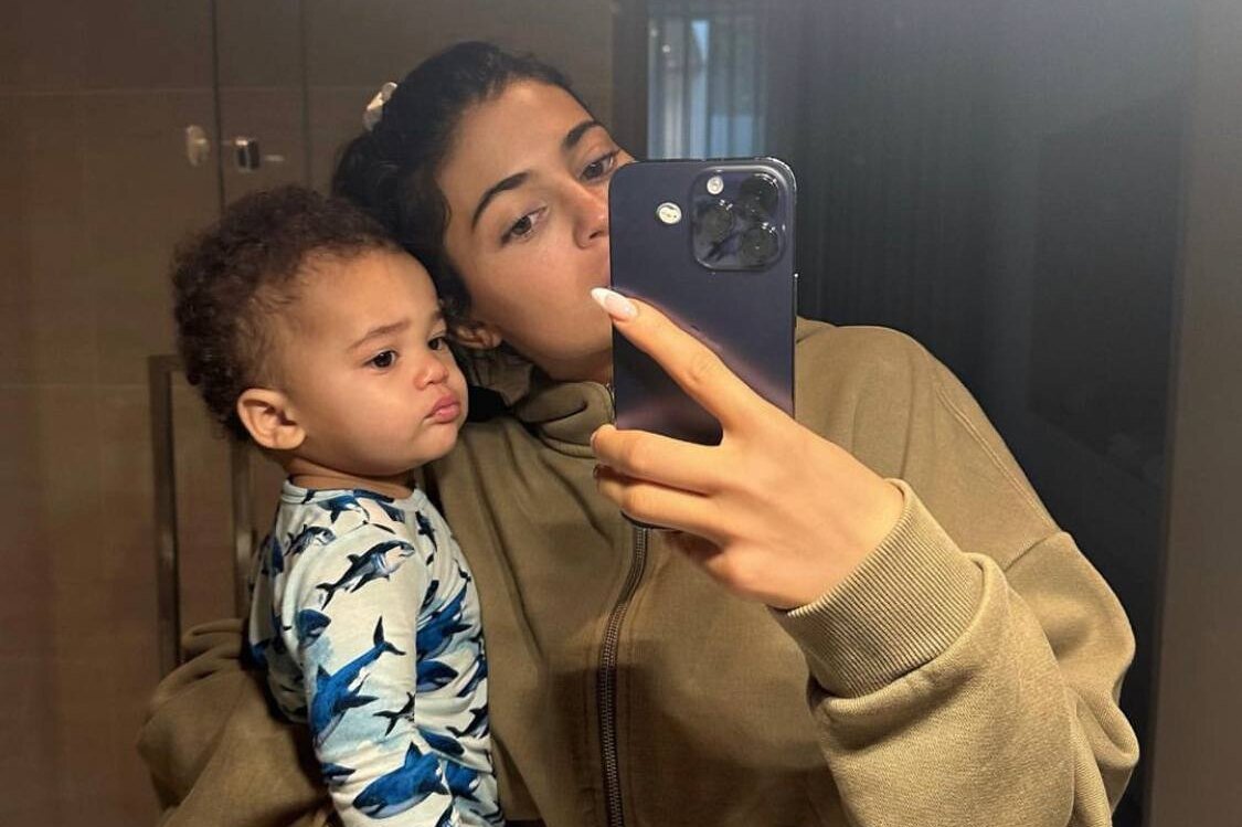     Кайли Дженнер впервые показала сына и озвучила его имя