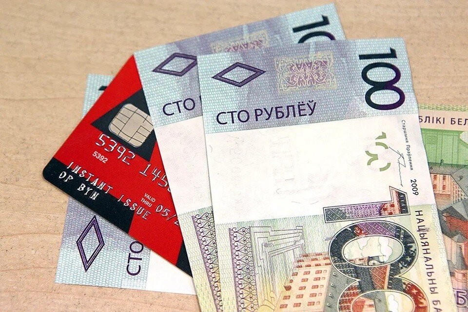     Если вы нашли банковскую карточку, сдайте ее в отделение банка или в милицию. Дмитрий ЛАСЬКО