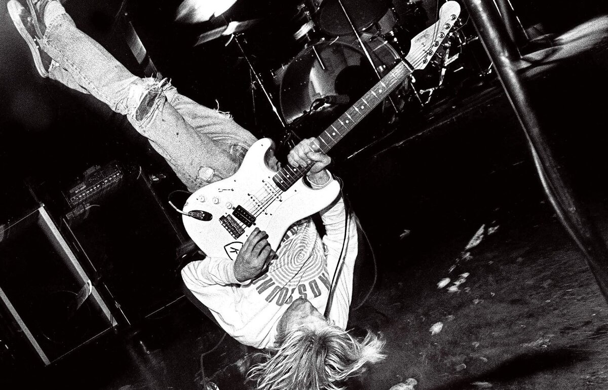 Курт Кобейн с гитарой