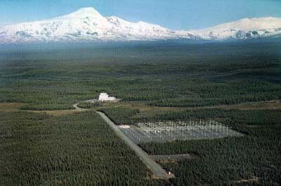 Вид HAARP с воздуха в направлении на вулкан Санфорд, Аляска. Авторство: United States Federal Government. http://www.volpe.dot.gov/noteworthy/images/072302.jpg, Общественное достояние, https://commons.wikimedia.org/w/index.php?curid=18099571