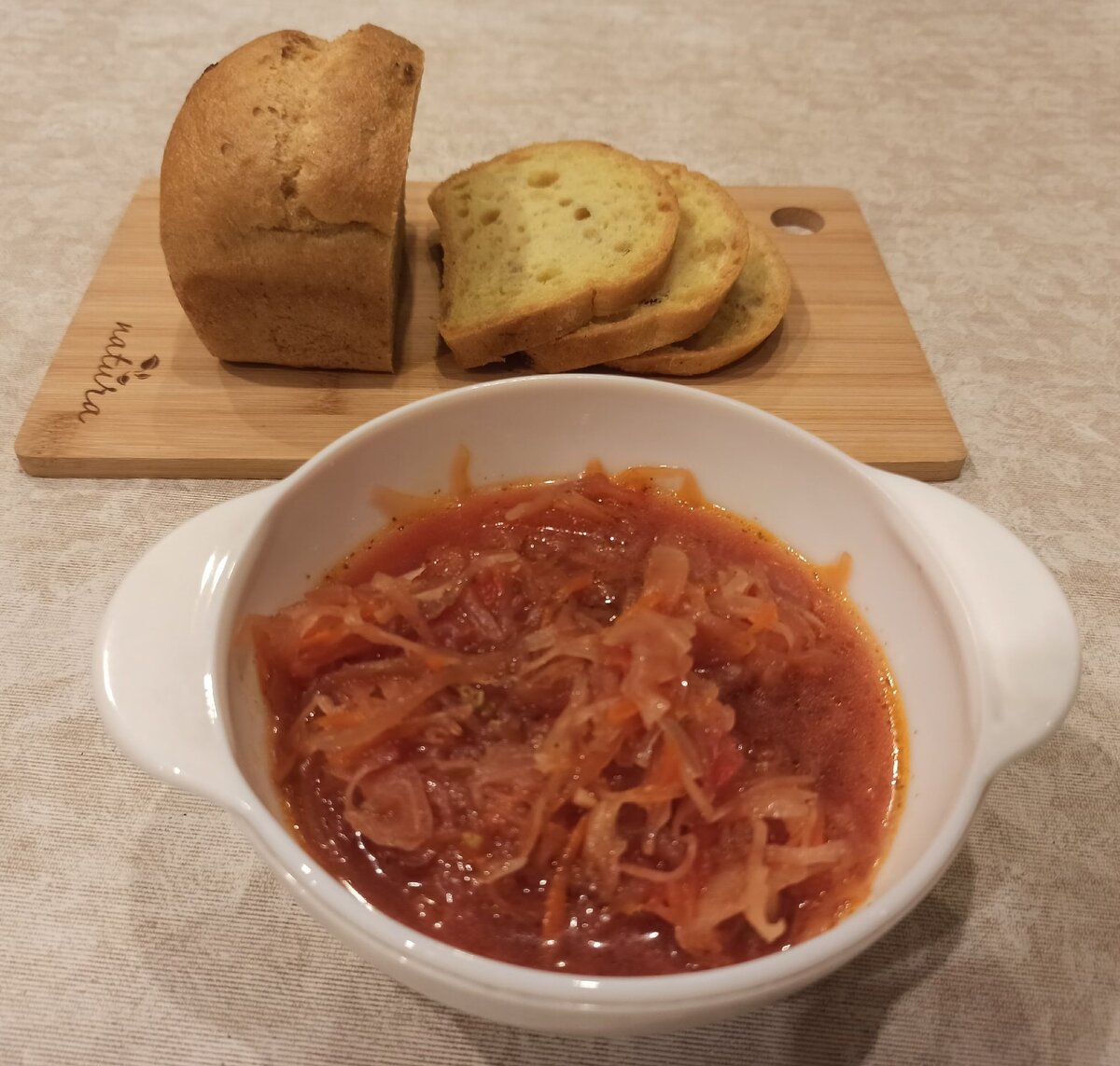 моя порция  борща. Хлеб на фото кукурузный Фудкод, сертифицированный, без глютена