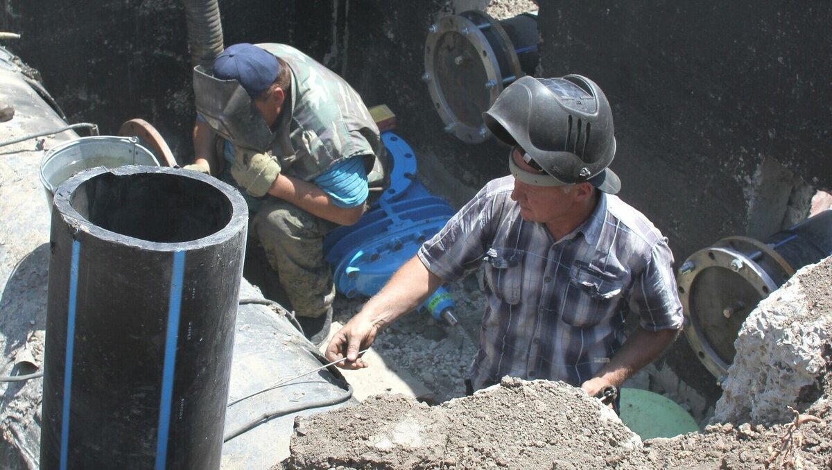     Ситуация с обеспечением Ростова питьевой водой вызывает тревогу. Жители жалуются на качество воды, а опасения экологов вызывает ее количество из-за обмеления Дона. Эксперты подчеркивают, что водоснабжение — это важнейшая стратегическая сфера для обеспечения полноценной жизни населения любого города.