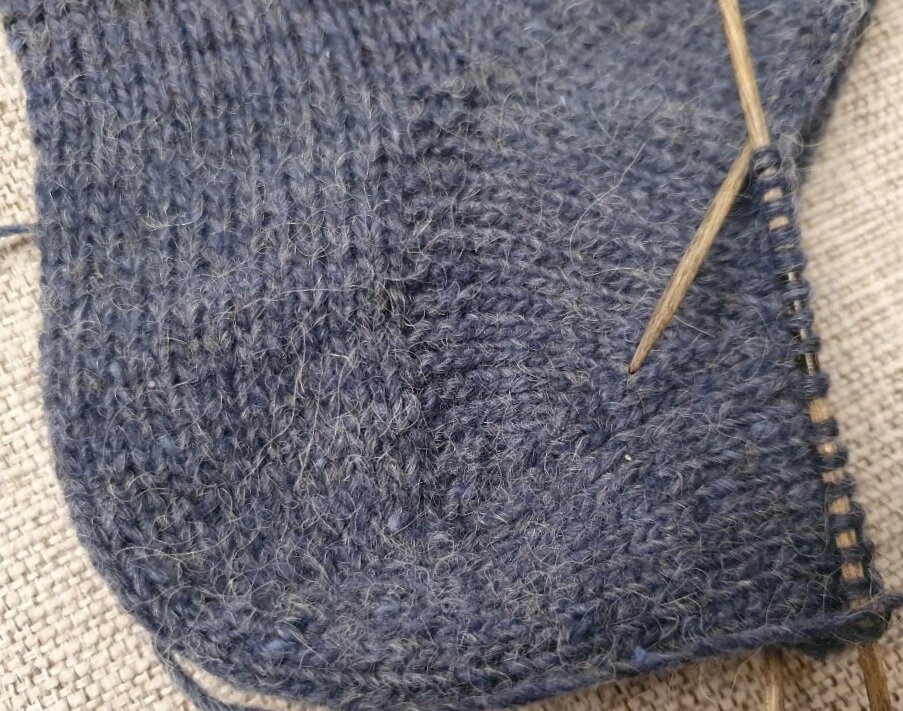 Носки с любимой круглой пяткой и обратным клином.