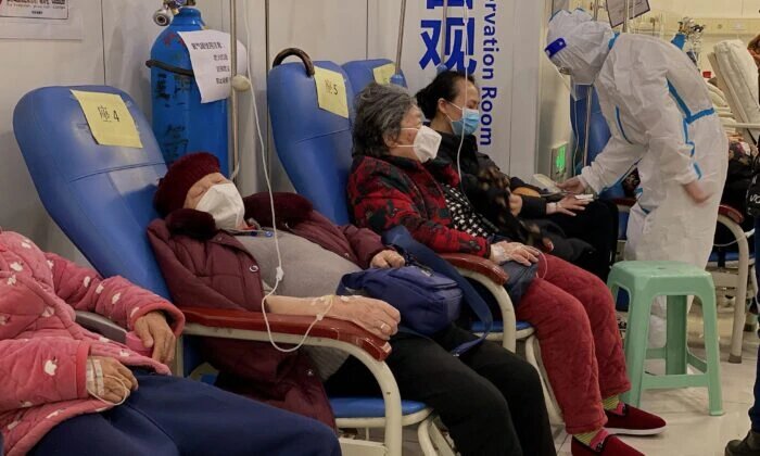 Пациенты с COVID-19 отдыхают во Второй дочерней больнице Чунцинского медицинского университета в городе Чунцин на юго-западе Китая 23 декабря 2022 года. (Noel Celis/AFP via Getty Images)