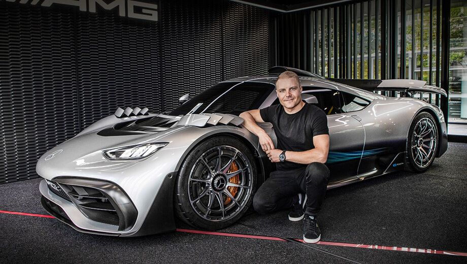 Mercedes-AMG One и пилот формулы 1 Валттери Боттас