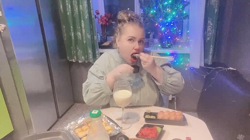 Ем роллы 🍣 мукбанг не удался 🤪 рубашка в соусе и конечно молочко 🥛