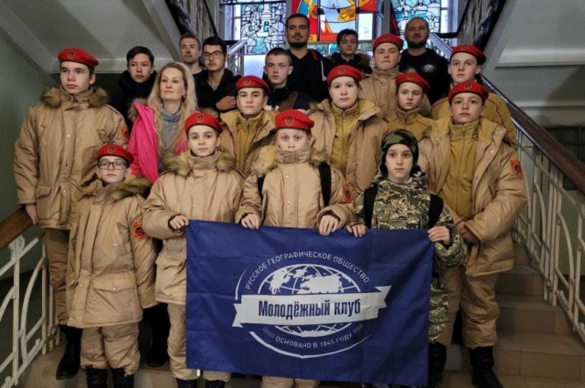    РГО передало школам в ДНР и ЛНР 1300 комплектов настенных карт по географии