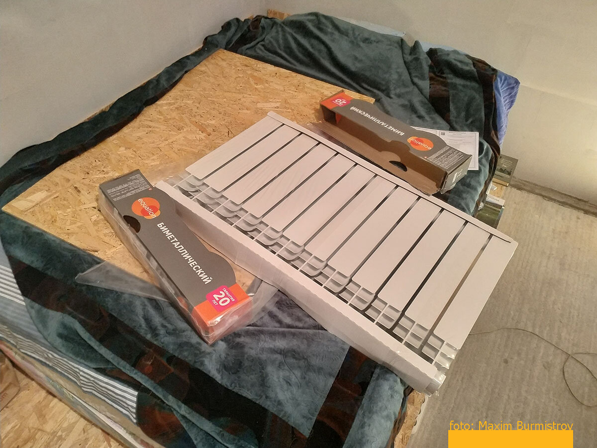 Пленку не снимайте, батарея будет чистой.