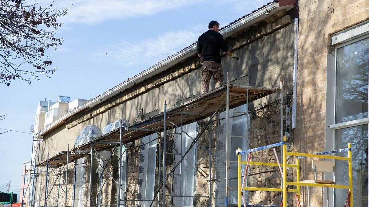     Почему некоторые работы выпали из графика капремонта, куда делись деньги и сильно ли страдают подрядчики из-за санкций, разбирался корреспондент NewsTracker.