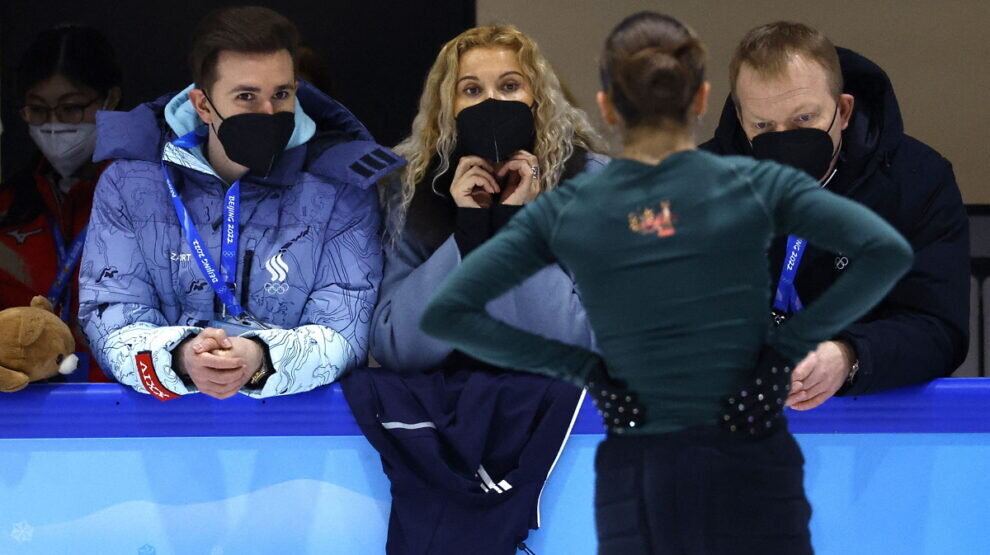    Общение Этери Тутберидзе и Валиевой на тренировке 14 февраля в Пекине. Фото: REUTERS