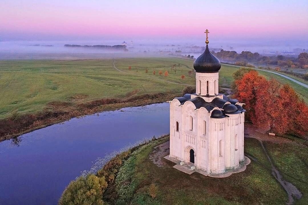 Церковь Покрова на Нерли паломники