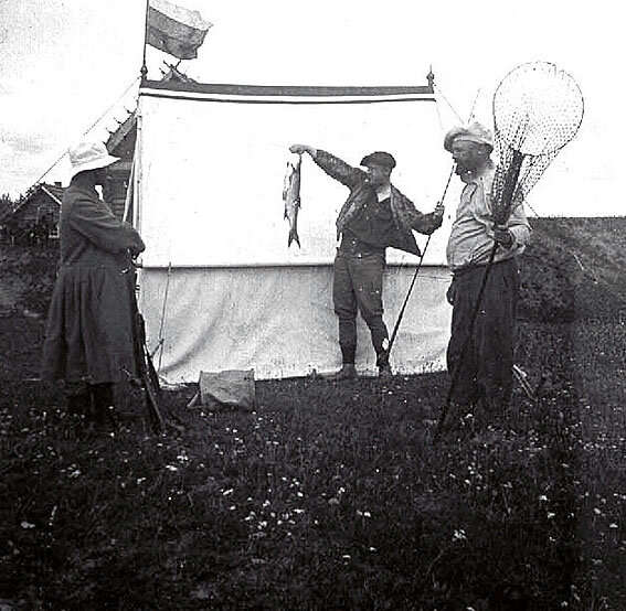 Ф.И. Шаляпин (с рыбой) и К.А. Коровин на рыбалке. Ратухино, 1905 г. Источник - https://music-museum.ru/