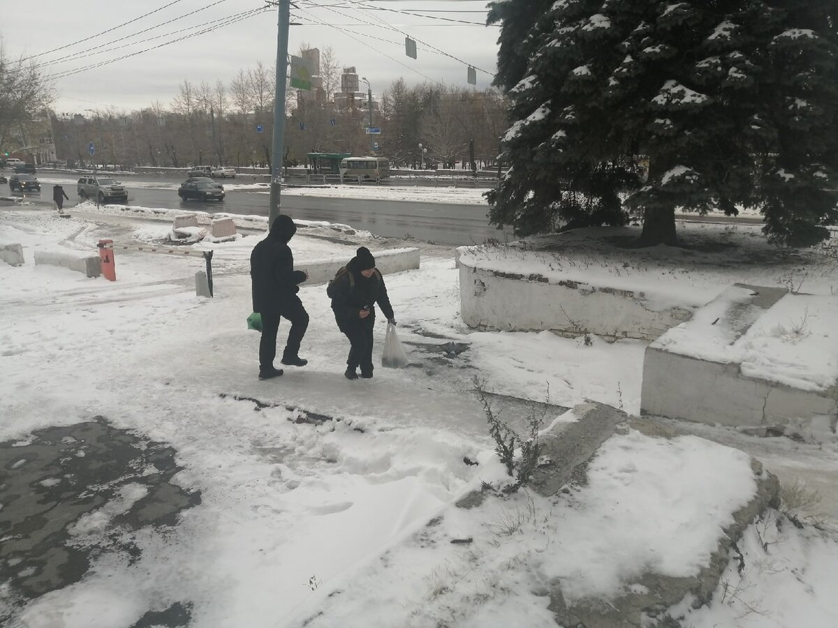 Падаем! Челябинцы требуют у мэра Котовой очистить город от гололёда |  Русский компас | Дзен