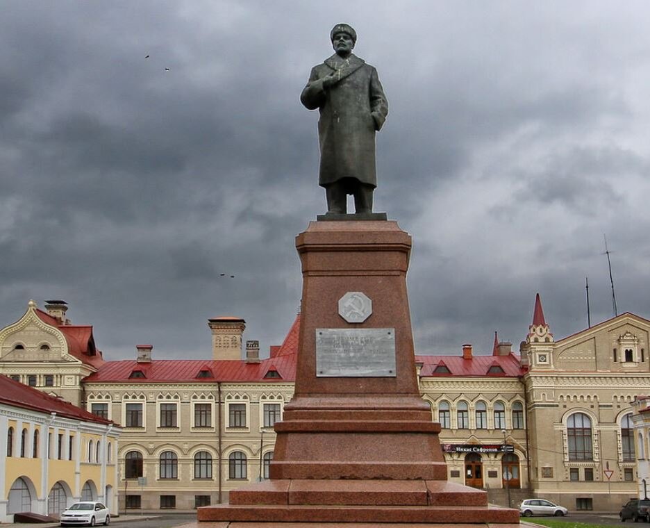 Памятник ленину на красной площади. Памятник Ленину в Рыбинске. Рыбинск памятник Ленину на красной площади. Город Рыбинск памятник Ленину. Монумент Ленина в Рыбинске.