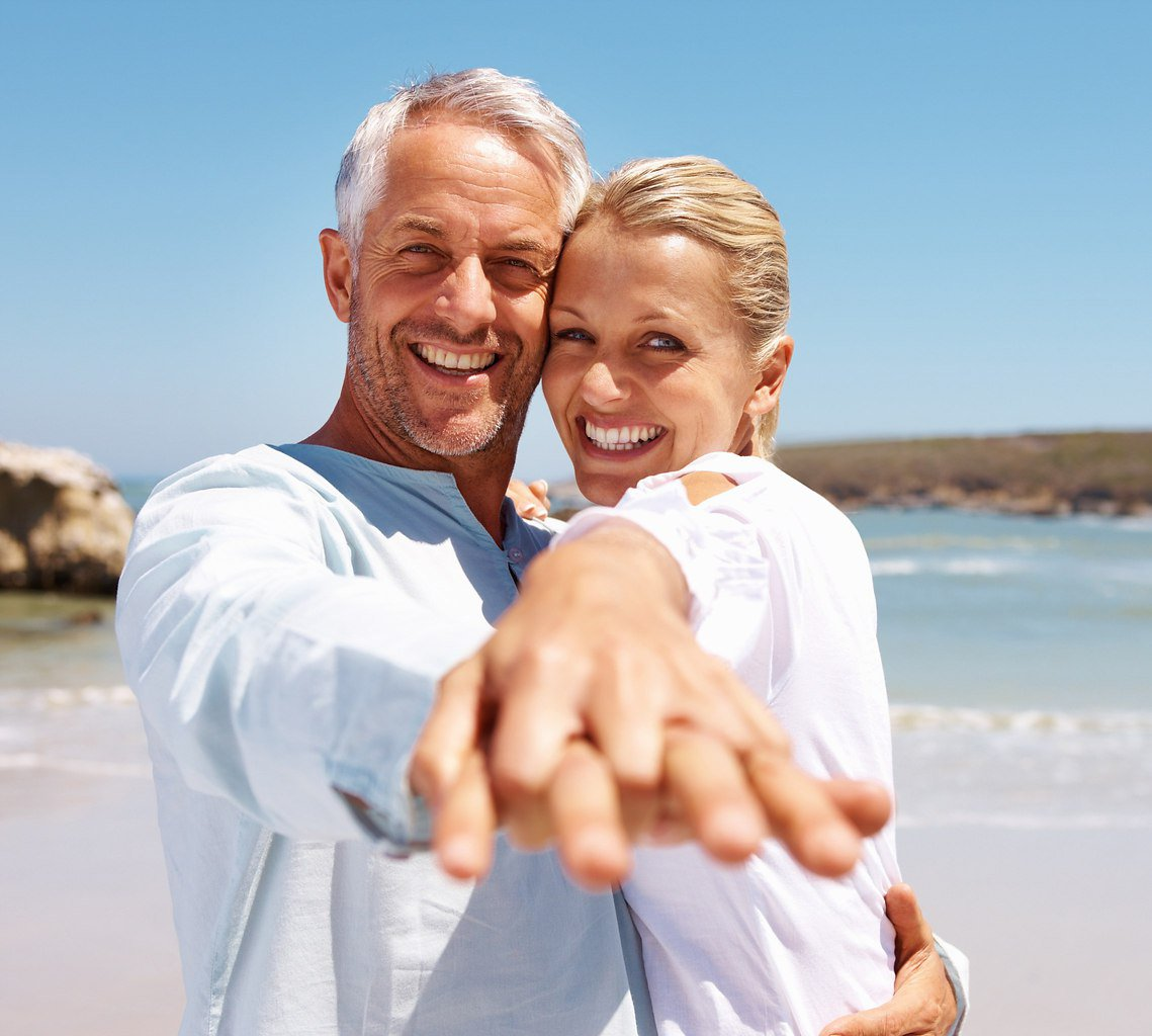 мужчина и женщина. идеальные партнеры для женщины. идеальные партнеры для женщины. красивые властные женщины. мужчина и женщина знакомятся в кафе.