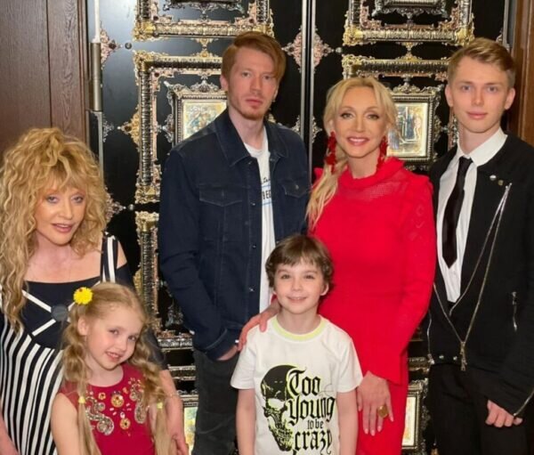    Дени с семьей. Фото new-magazine.ru