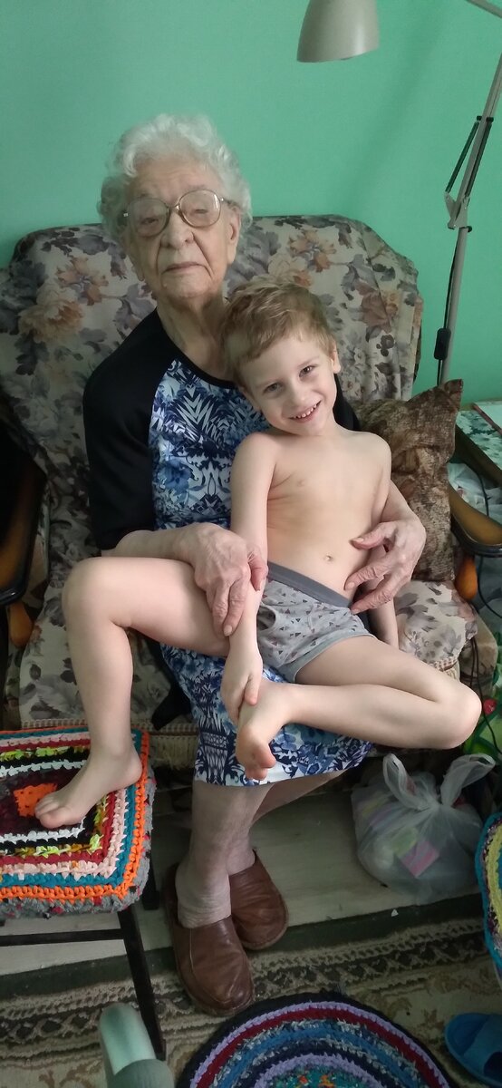 Нянчит правнуков)))