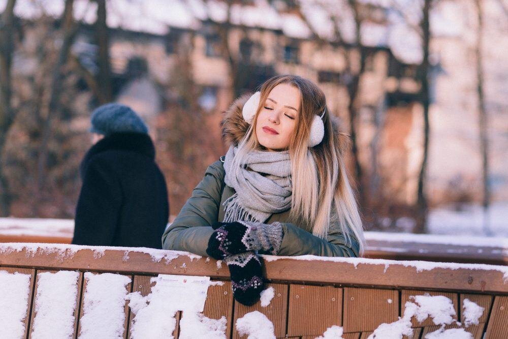 Человек всегда стремится к счастью, к радости, к познанию. Ему тяжело, а порой просто невыносимо, жить без этого. И если сейчас этого в жизни нет, то мы невольно начинаем  искать замену хотя бы в воспоминаниях. 