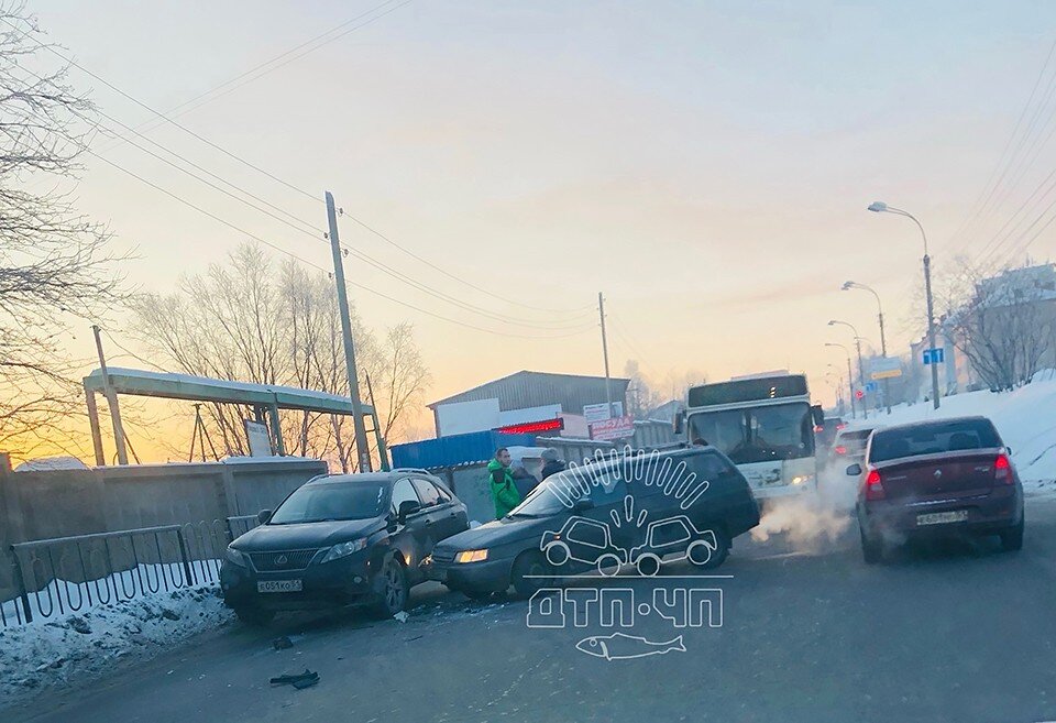     Пробка образовалась почти в километр, для движения доступна только одна полоса. Фото: vk.com/murmansk_dtp