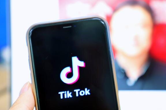    Изображение TikTok на экране смартфона, Cfoto/Keystone Press Agency