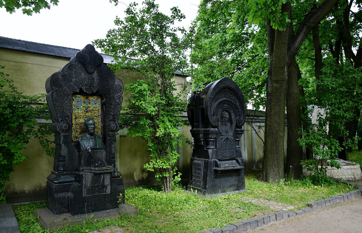 Могилы Мусоргского и Бородина. Фото автора.