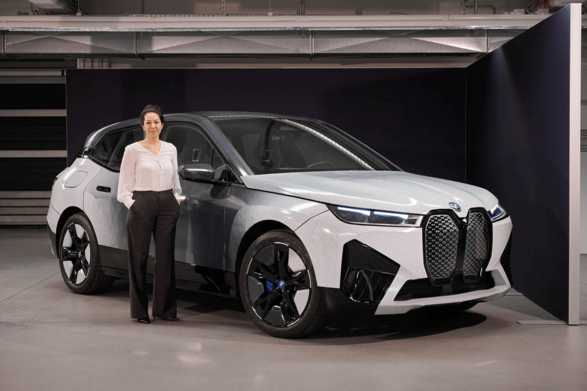 Машина которая меняет цвет. BMW IX Flow. БМВ IX 2022. БМВ электро 2022. Электрокар БМВ IX.