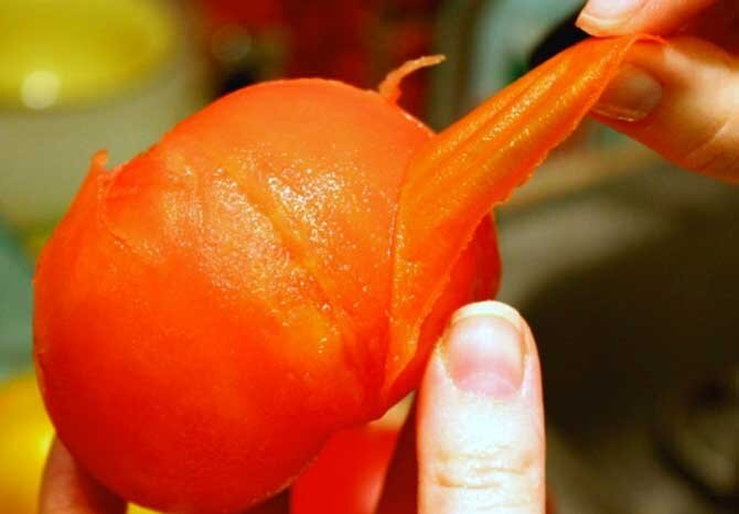 удаление шкурки с помидоров