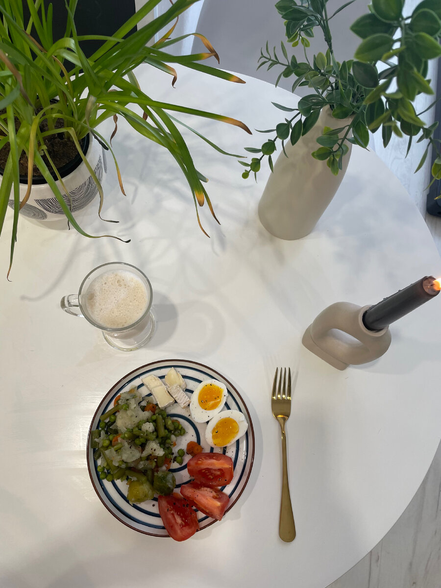 Яйца, томат, сыр «бри камамбер», отварные замороженные овощи и оливковое масло