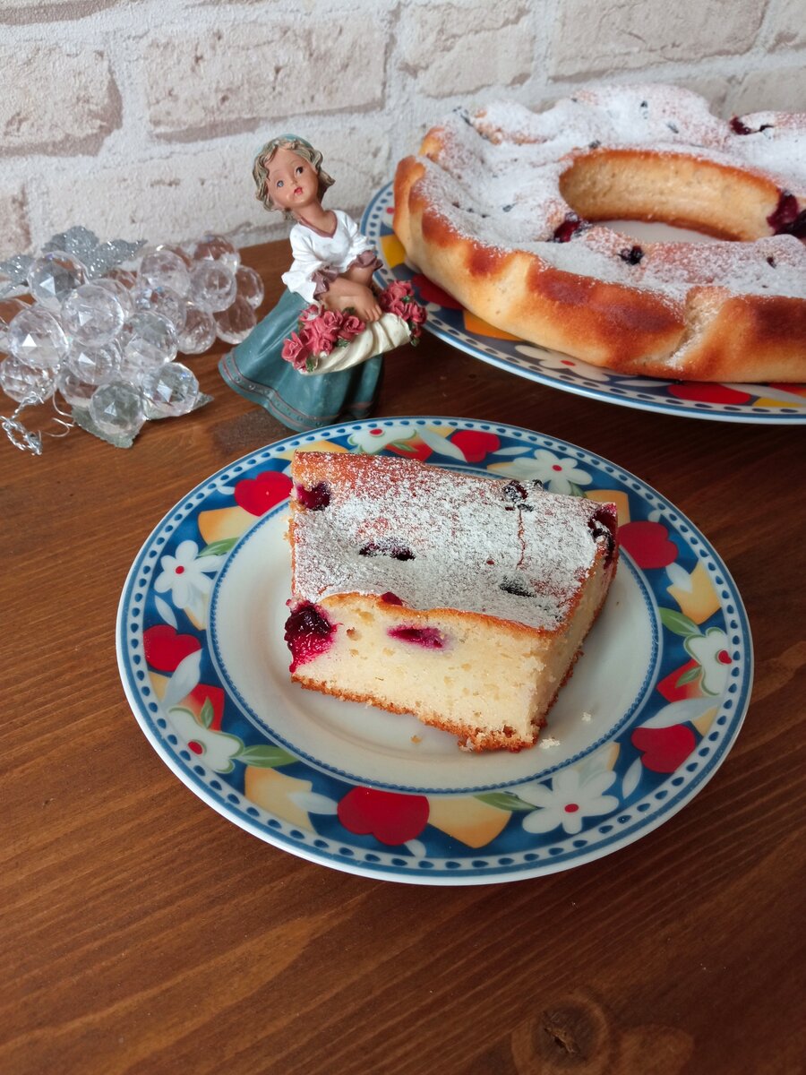 Сладкий заливной пирог на кефире с ягодами рецепт с фото пошагово