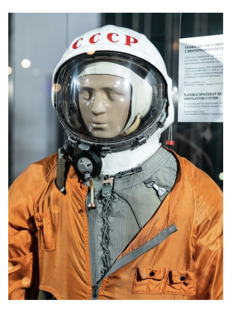 Скафандр Гагарина в музее космонавтики. Фото Гагарина в скафандре. Фото Гагарина в скафандре у ракеты. Гагарин в скафандре в полный рост.