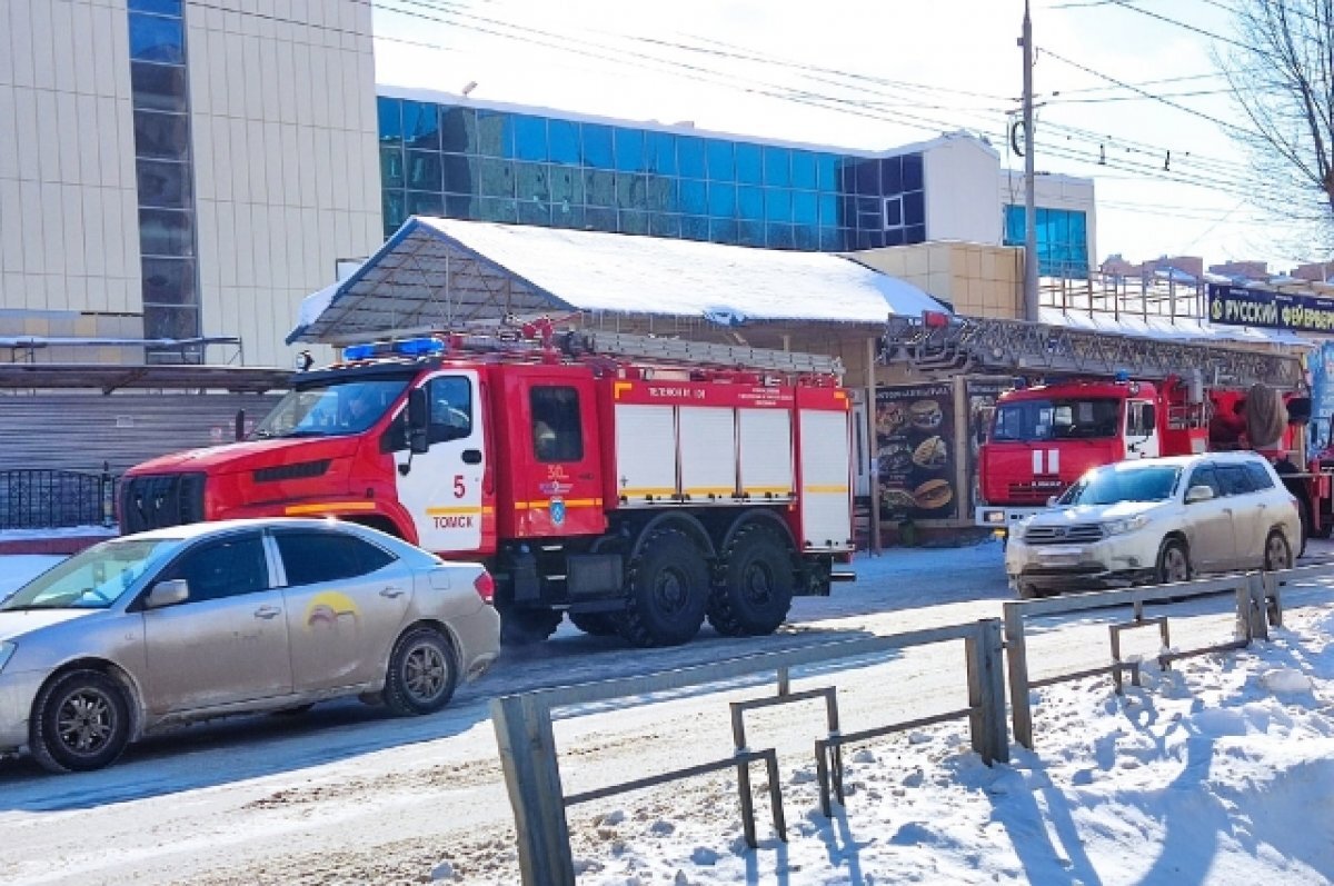    Пожарные спасли десять человек из горящего дома на Угрюмова в Томске