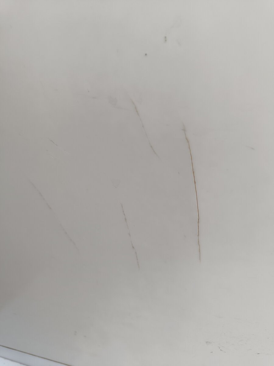 Трещины образовались на самых видных местах, как назло!