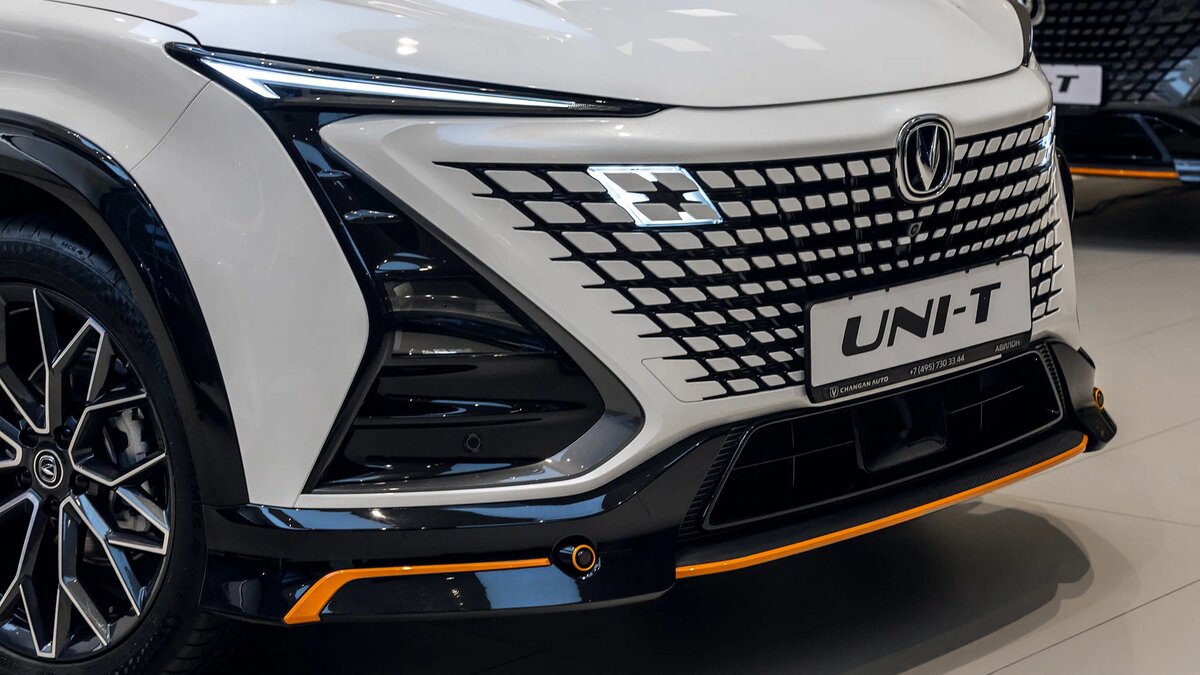 Светодиодные галочки выполняют роль ходовых огней (фары — ниже). А светящиеся квадратики в передней облицовке зажигаются либо при включении габаритных огней, либо на ходу, когда машина едет на автопилоте