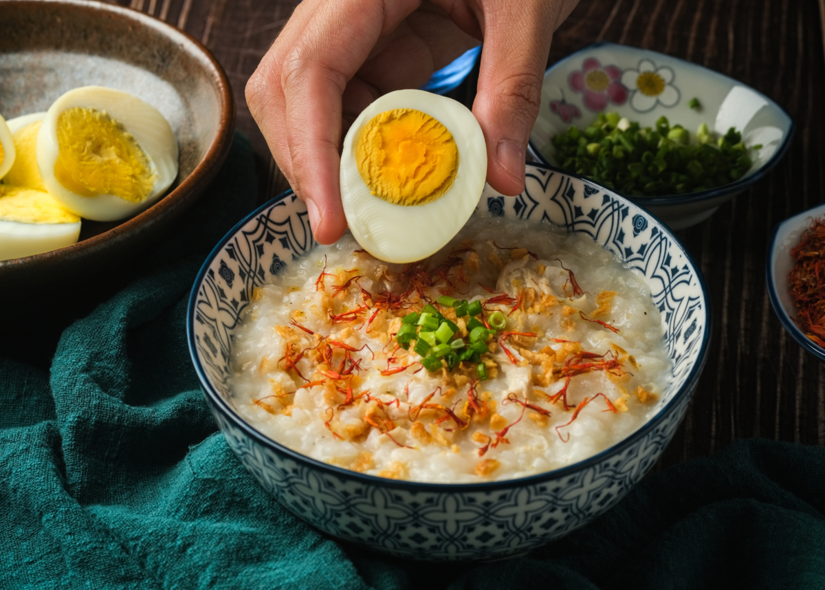 Если грустно на душе и холодно за окном приготовьте арроз кальдо. Вкусный  сытный филиппинский суп с курицей, рисом и жареным чесноком | Вилка. Ложка.  Палочки: рецепты и советы | Дзен