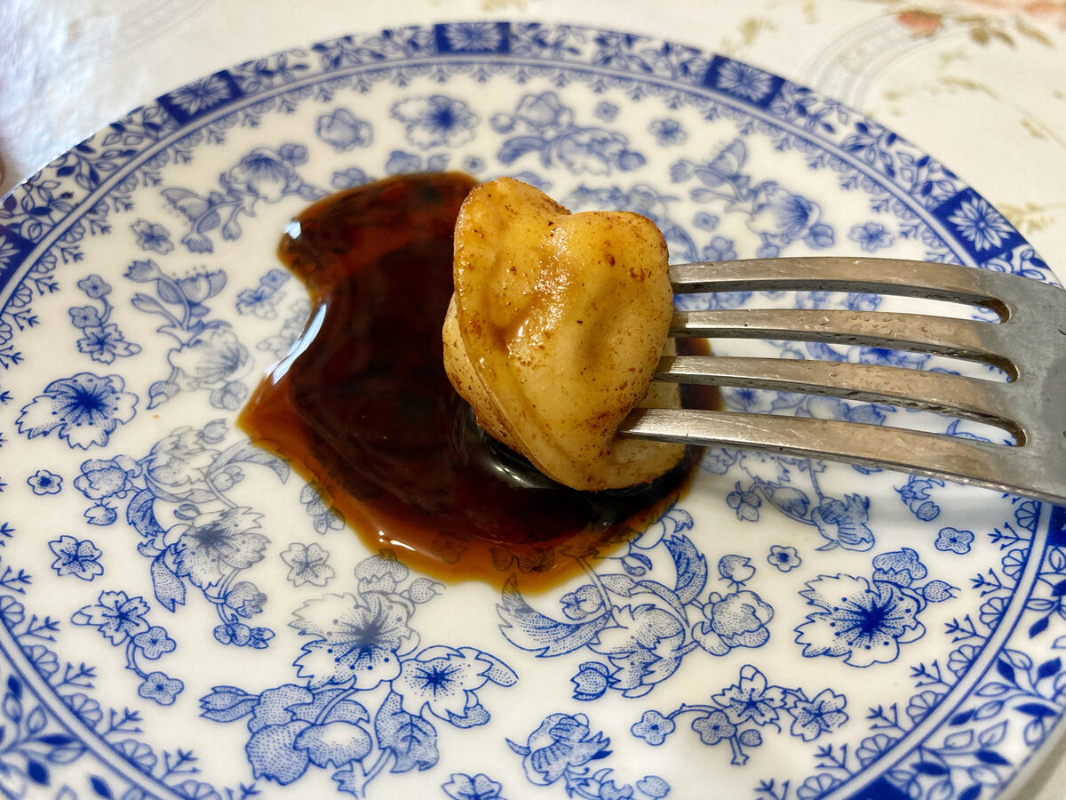 Жареные пельмени из индейки с копченой паприкой отлично сочетаются соевым соусом