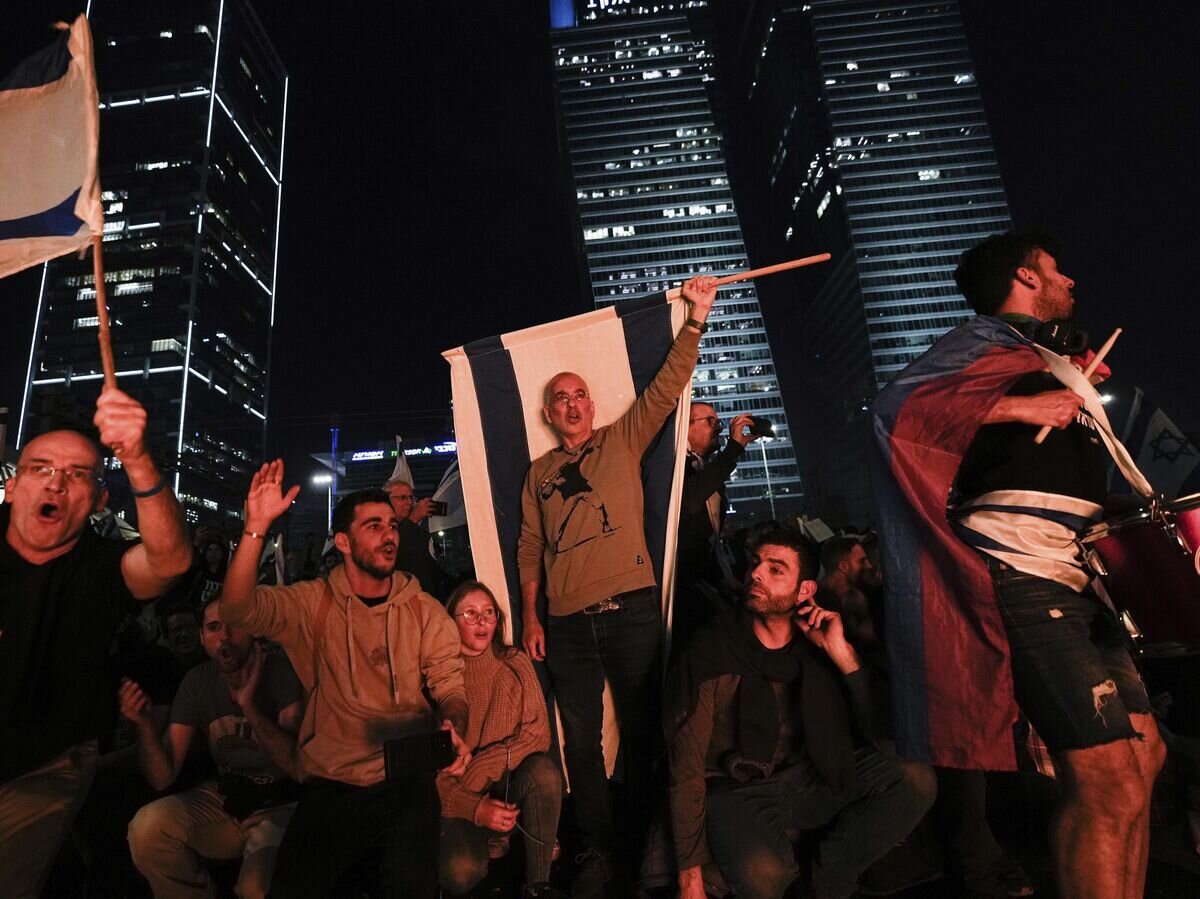    Столкновения протестующих с полицией во время митинга против судебной реформы израильского правительства в Тель-Авиве, Израиль© AP Photo / Ohad Zwigenberg