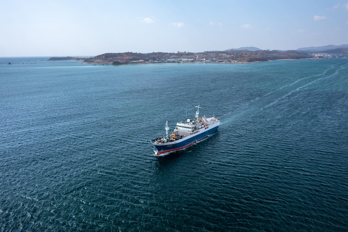 Краболовное судно "Омолон", построенное корабелами Хабаровского судостроительного завода (входит в ОСК), передано заказчику