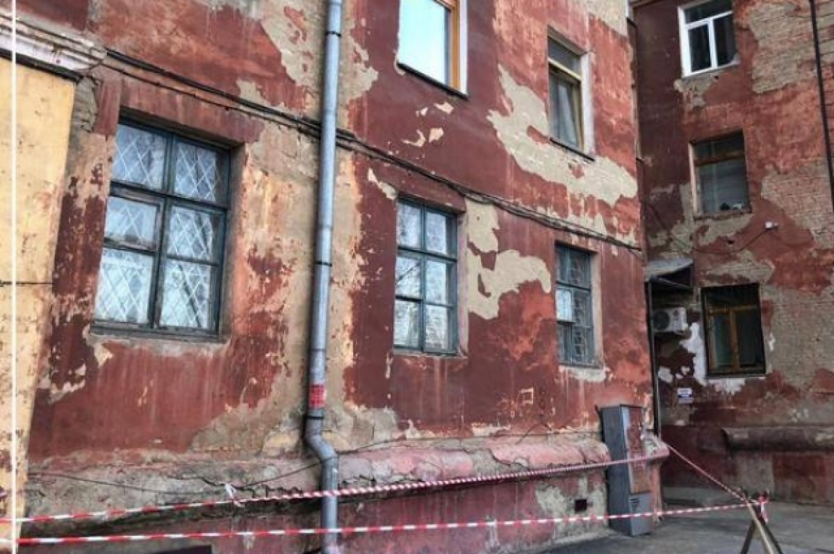    Прокуратура и Следком начали проверку из-за обрушения фасада дома