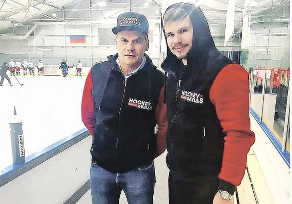    Дмитрий Квартальнов с сыном, который также играл в хоккей. Фото: личный архив