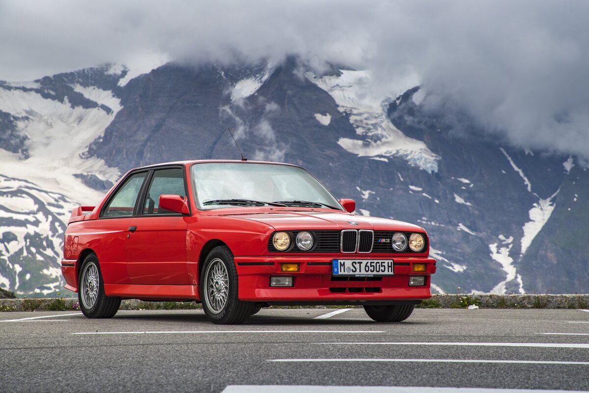 BMW M3 все о поколениях. И серий выпуска.  BMW M3 – серия спортивных версий автомобилей BMW 3 серии. М3 модели созданы на базе кузовов E30, E36, E46, E90/E92/E93 и F80.