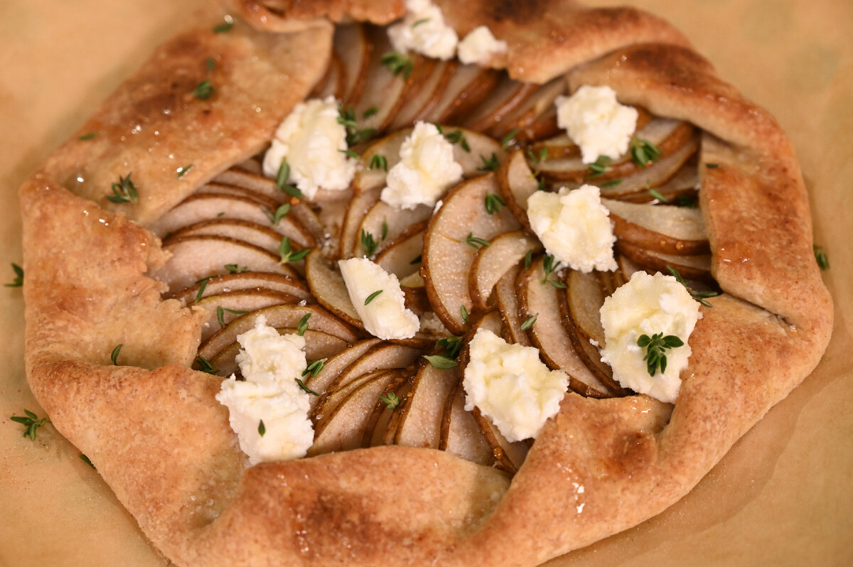 Ароматная выпечка с хрустящей корочкой и сочными грушами от шеф-повара Юлии Макиенко из программы «Самые сливки»