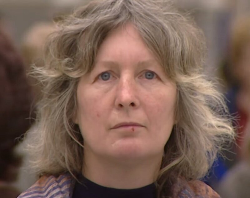 45 лет, бесформенная стрижка на седых, сухих и секущихся волосах 