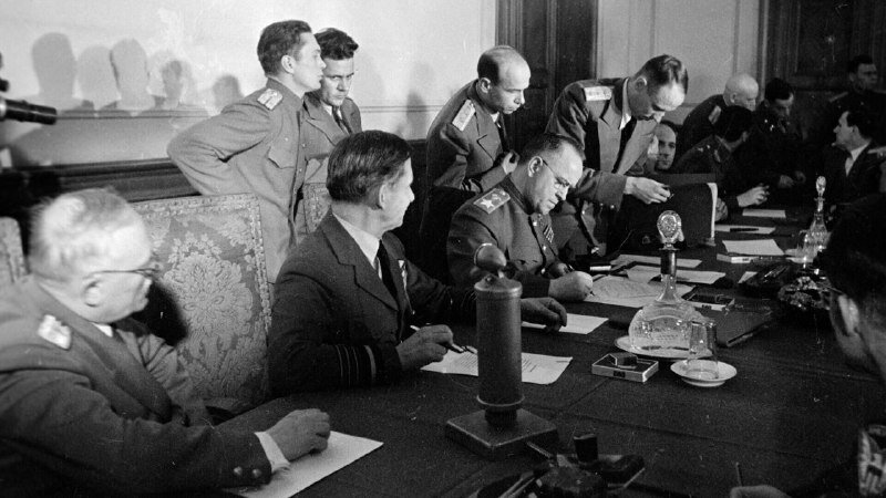 Маршал Г.К. Жуков от имени СССР подписывает Акт о капитуляции Германии в ночь с 8 на 9 мая 1945 года