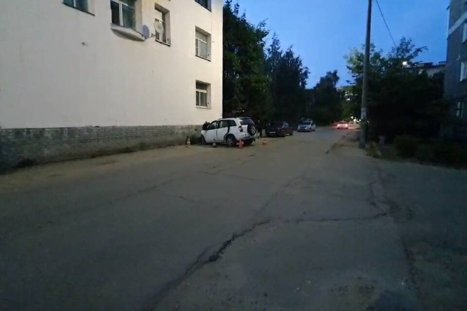 Водитель мазды не справился с управлением