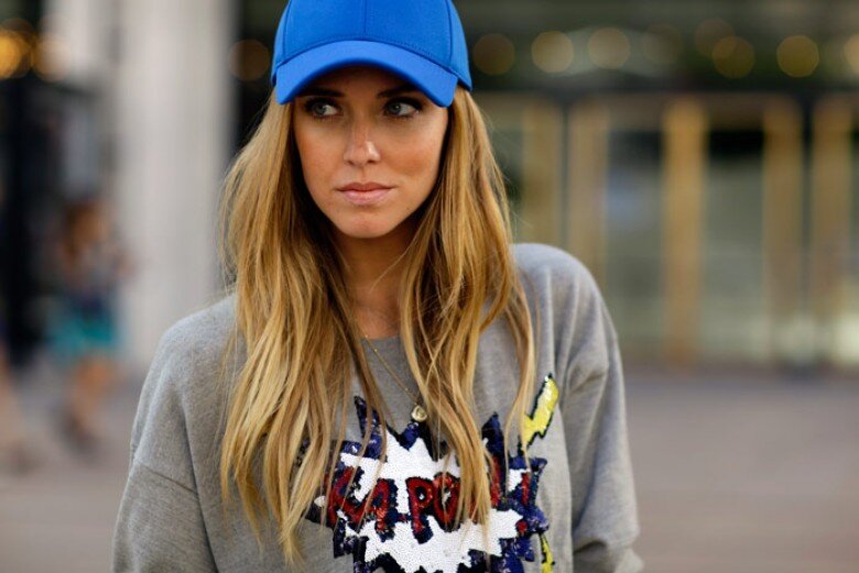 Кепка лук. Chiara Ferragni бейсболка. Кьяра Ферраньи стиль. Chiara Ferragni бейсболка женская. Девушка в бейсболке.
