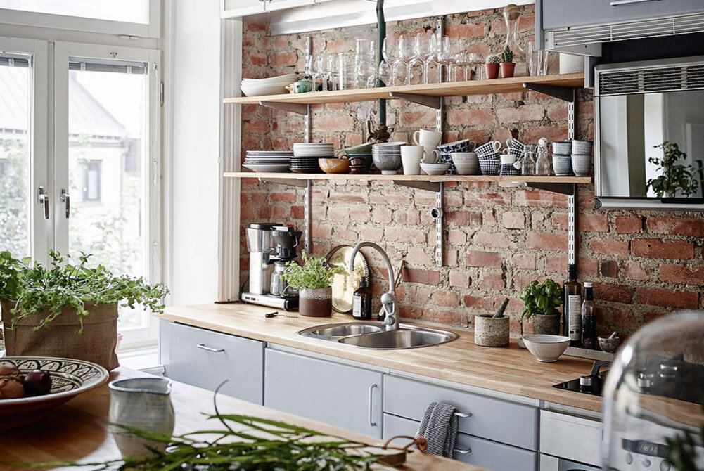 A volte non ci accorgiamo nemmeno di quanto eccesso immagazzina la nostra cucina. Spesso teniamo in casa vecchi contenitori, coperchi e tazze che occupano solo spazio, ma nessuno li usa.-3