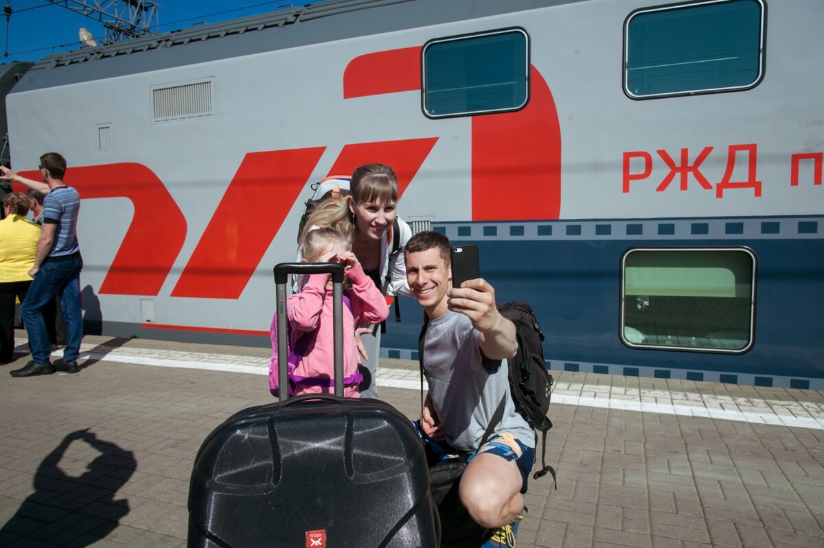 Семей железная дорога. Путешествие на поезде семьей. Туристы в поезде. Детский поезд РЖД. Поездка на поезде с детьми.