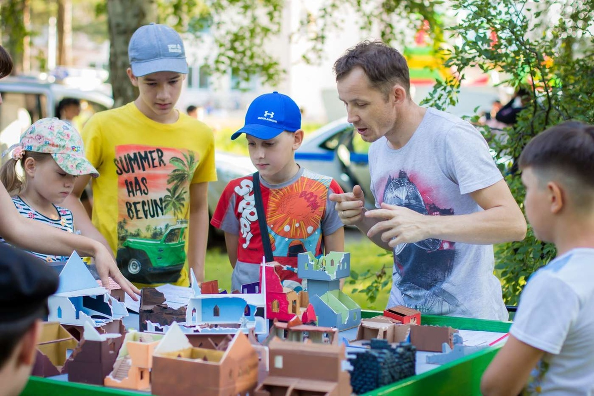 В Зеленогорске подростки забросили планшеты и смартфоны, чтобы «резаться» в настольные игры. Ребята сами собирают и раскрашивают фигуры, создают фантастические ландшафты вымышленной вселенной и готовятся в большому краевому турниру, который пройдет в следующем году в Красноярске.