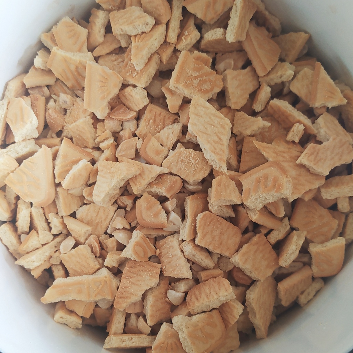 Я печенье ломаю руками на кусочки, какие получаются)